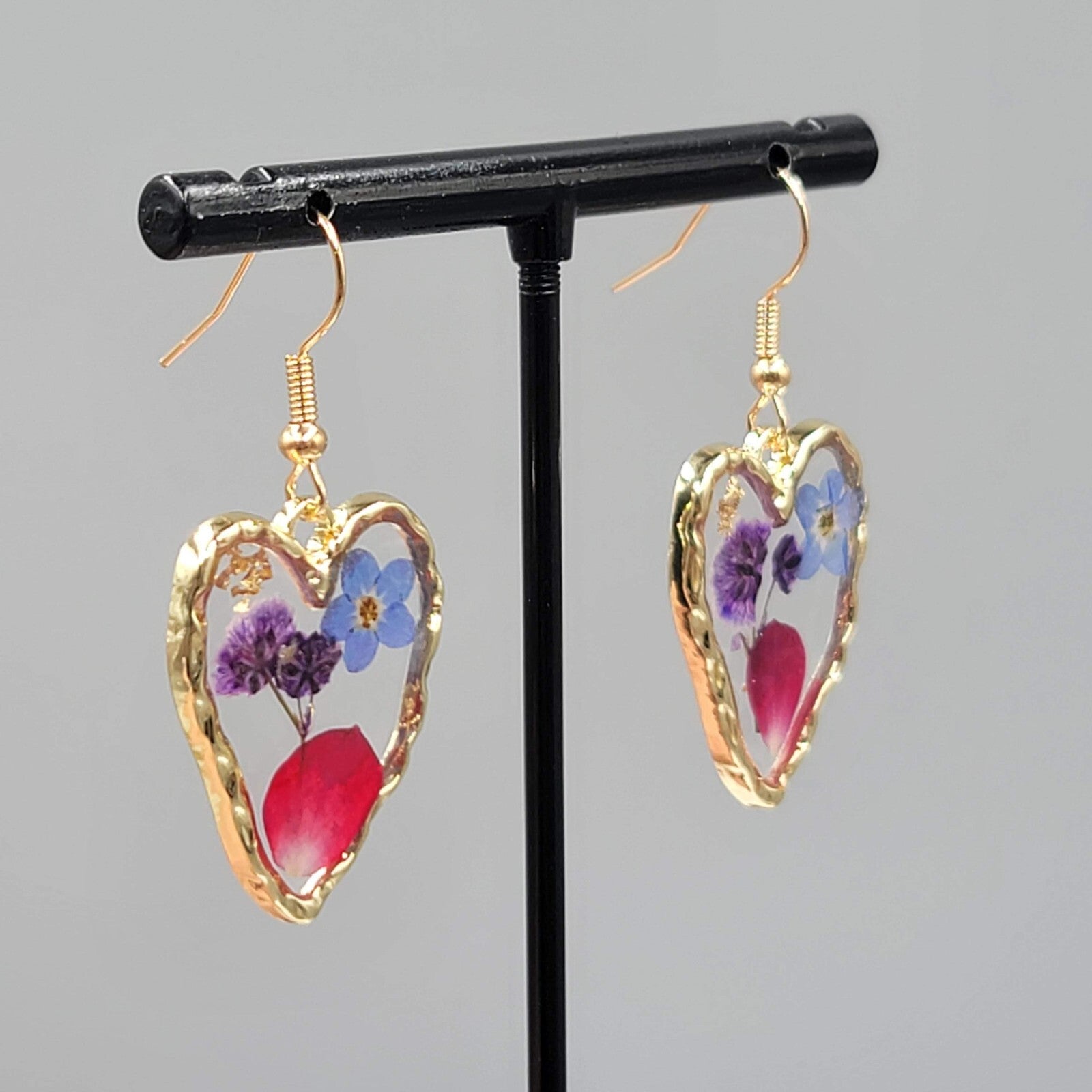 Real Flower Heart Pierced Earrings Gold tone Dangle Resin 1"