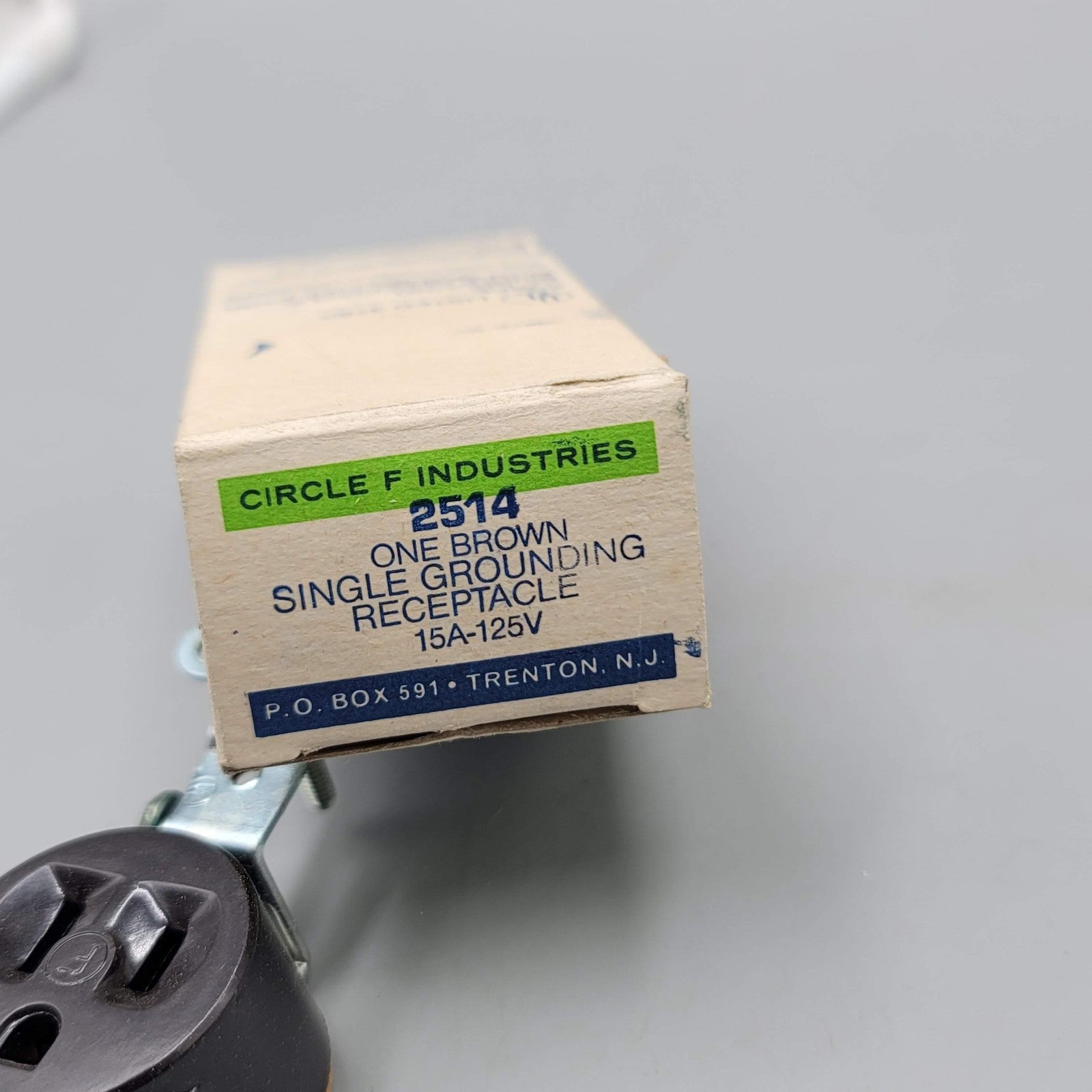 Vintage Circle F 2514 Brown Single Grounding Receptacle 15A 125V Made USA 1976