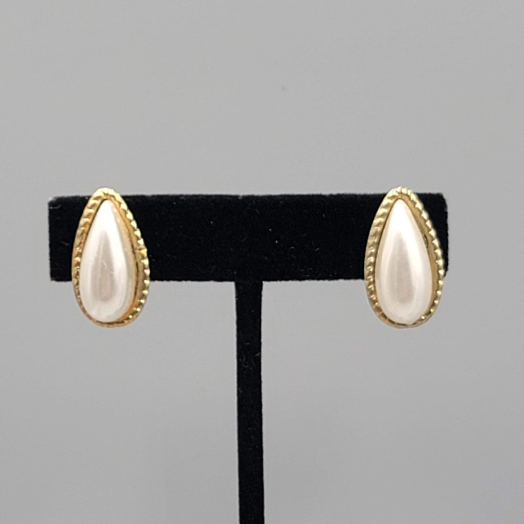 Vintage Teardrop Clip on Earrings White and Gold tone 7/8 in