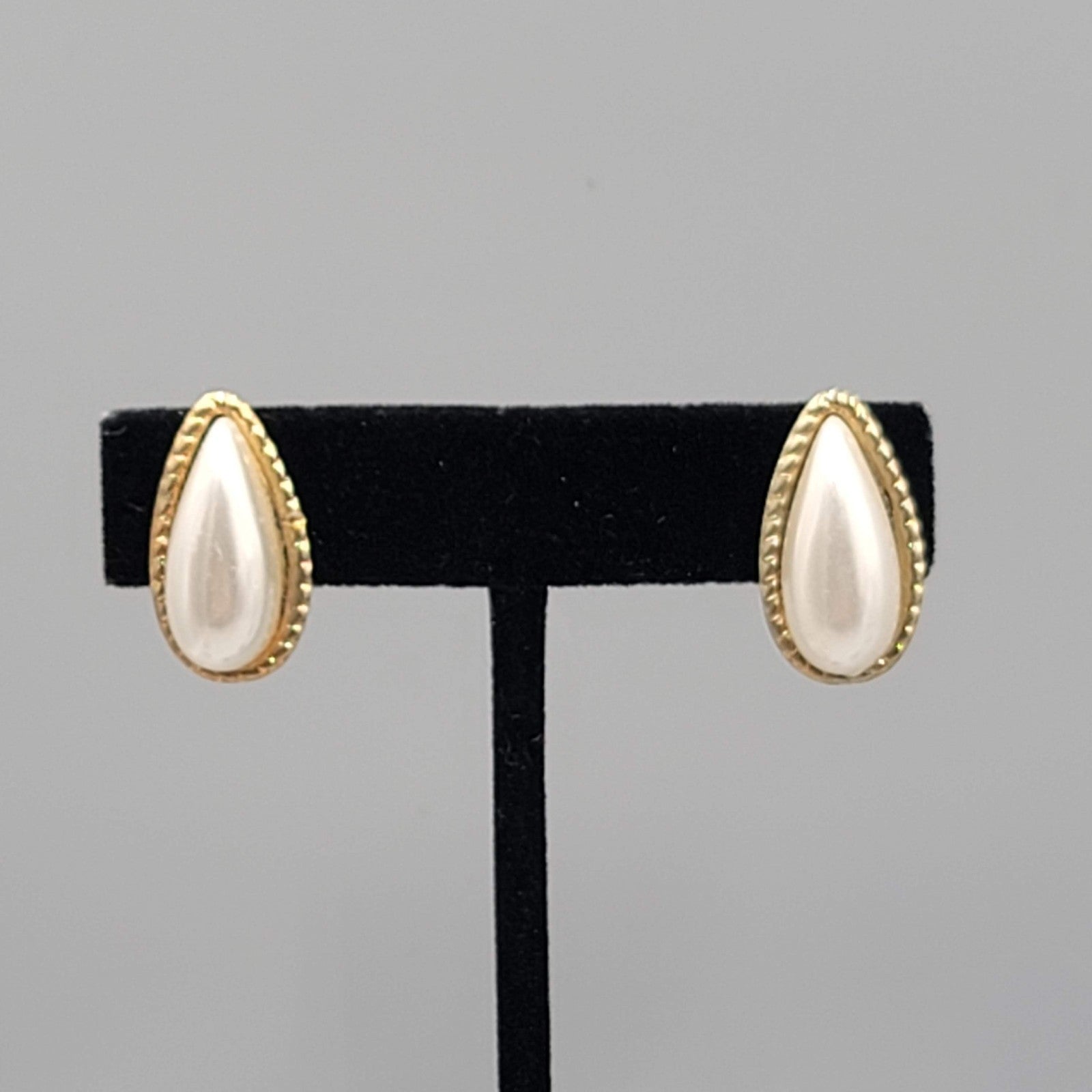 Vintage Teardrop Clip on Earrings White and Gold tone 7/8 in