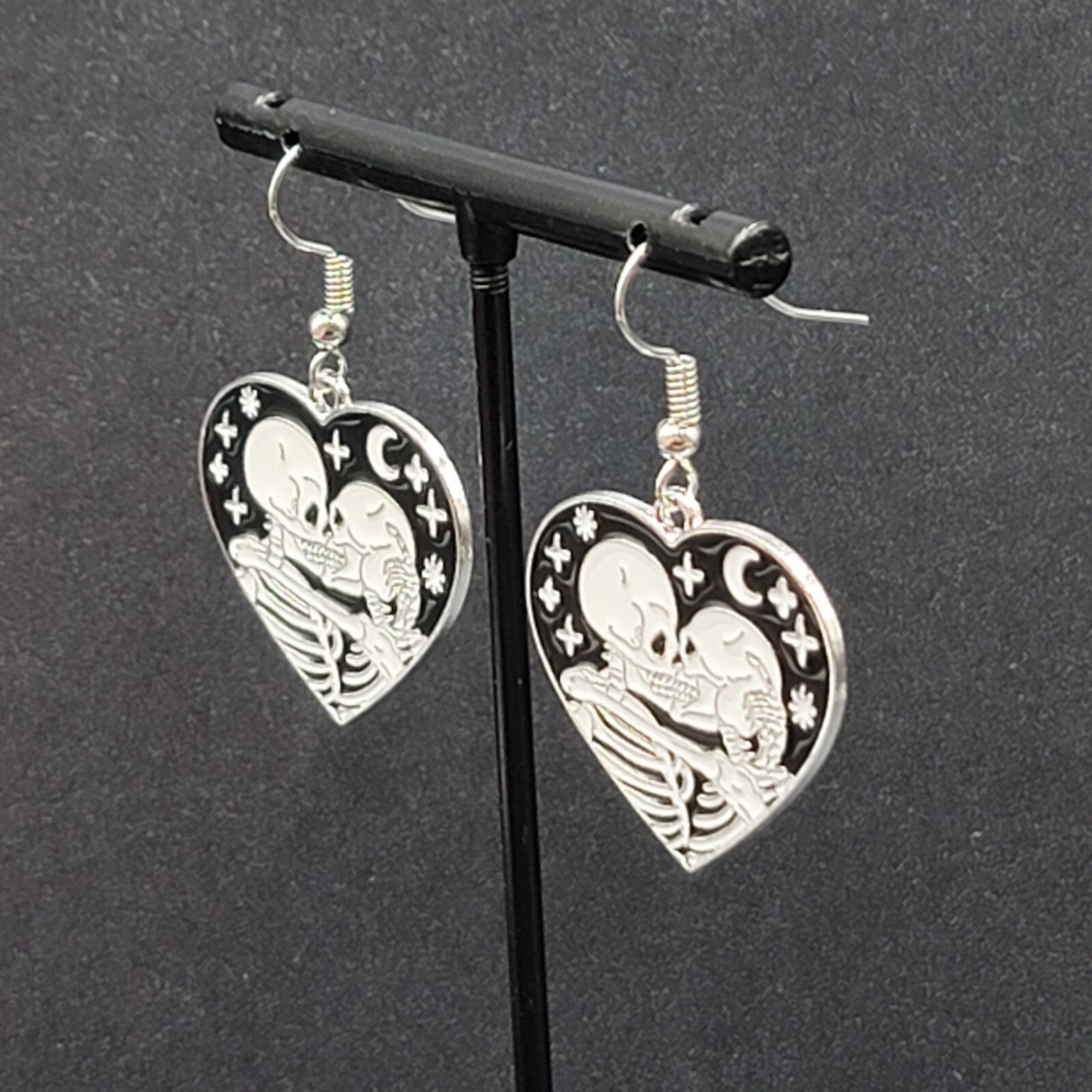 Kissing Skeletons Pierced Earrings Silver tone Black White Enamel Heart 1"