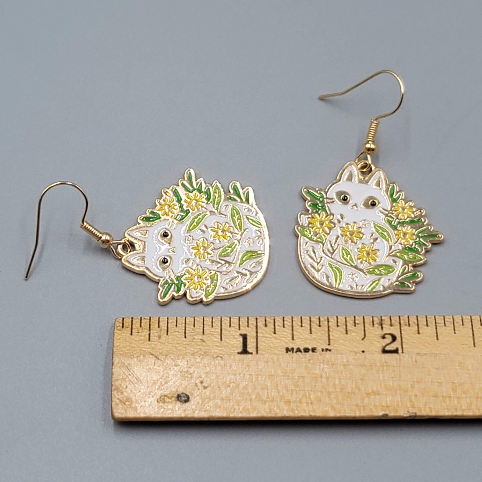 White Kitty Cat in the Flowers Pierced Earrings Gold tone Dangle 1"