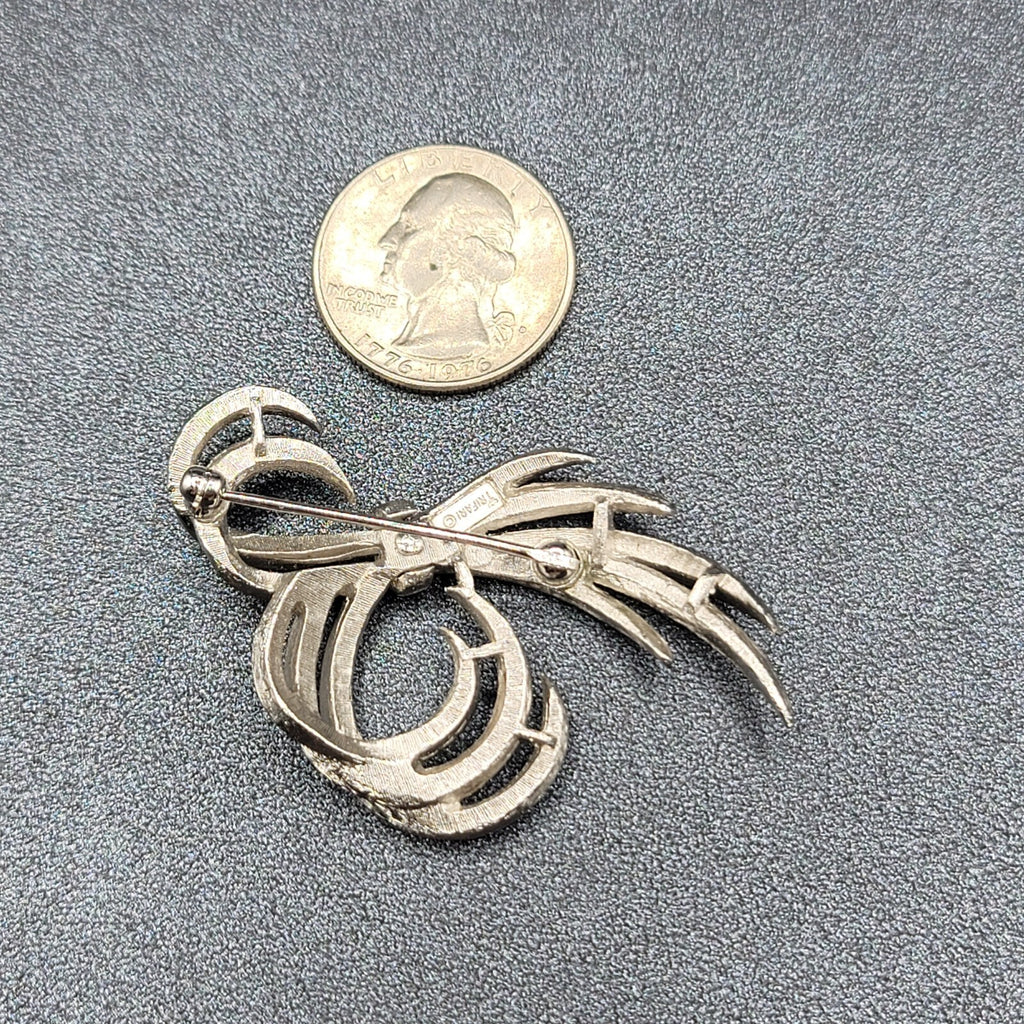 Vintage Crown TRIFARI Brushed Polished Silver Plated Bow Ribbon Brooch Pin