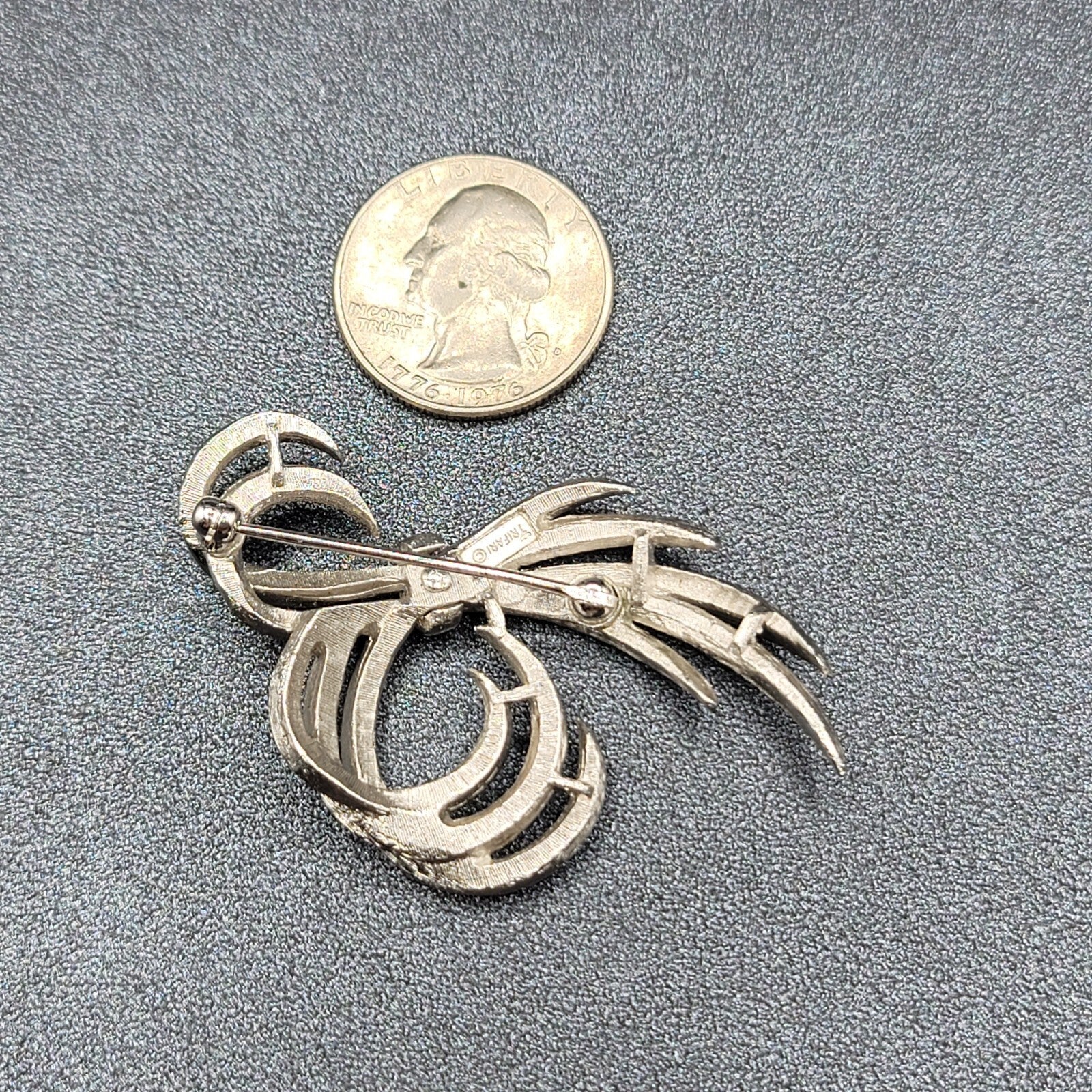 Vintage Crown TRIFARI Brushed Polished Silver Plated Bow Ribbon Brooch Pin