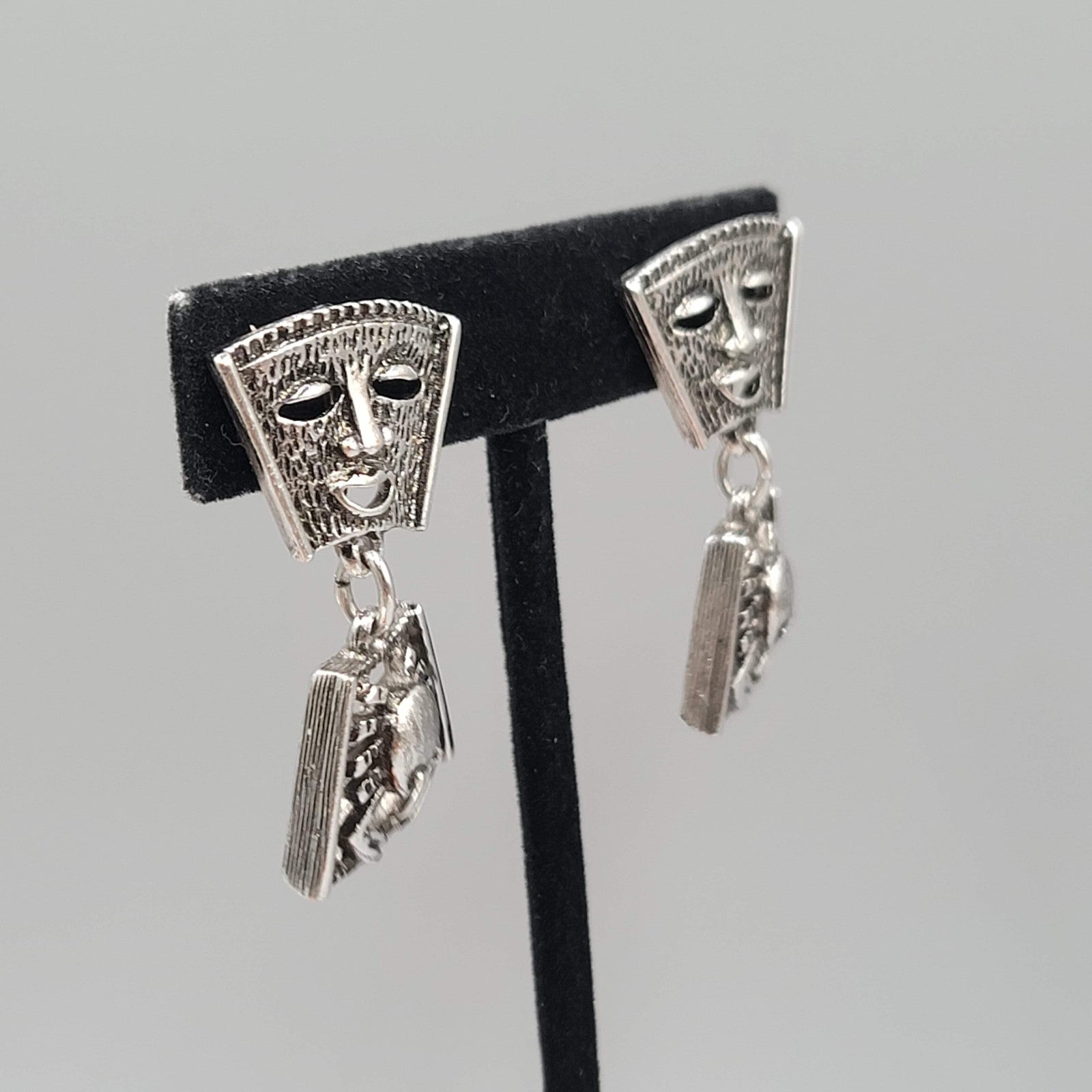 Vintage Sarah Cov Clip on Earrings Zodiac Cancer Silver toen Dangle 1.5"