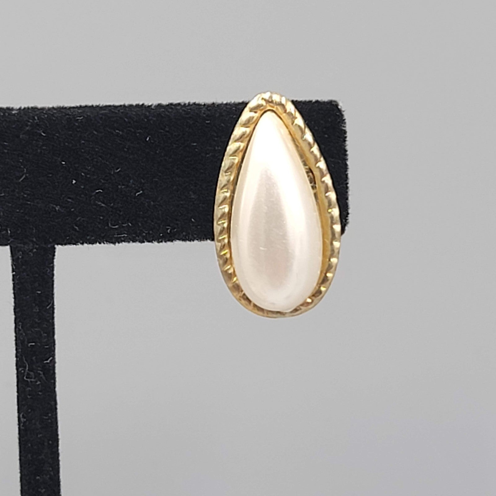 Vintage Teardrop Clip on Earrings White and Gold tone 7/8 in