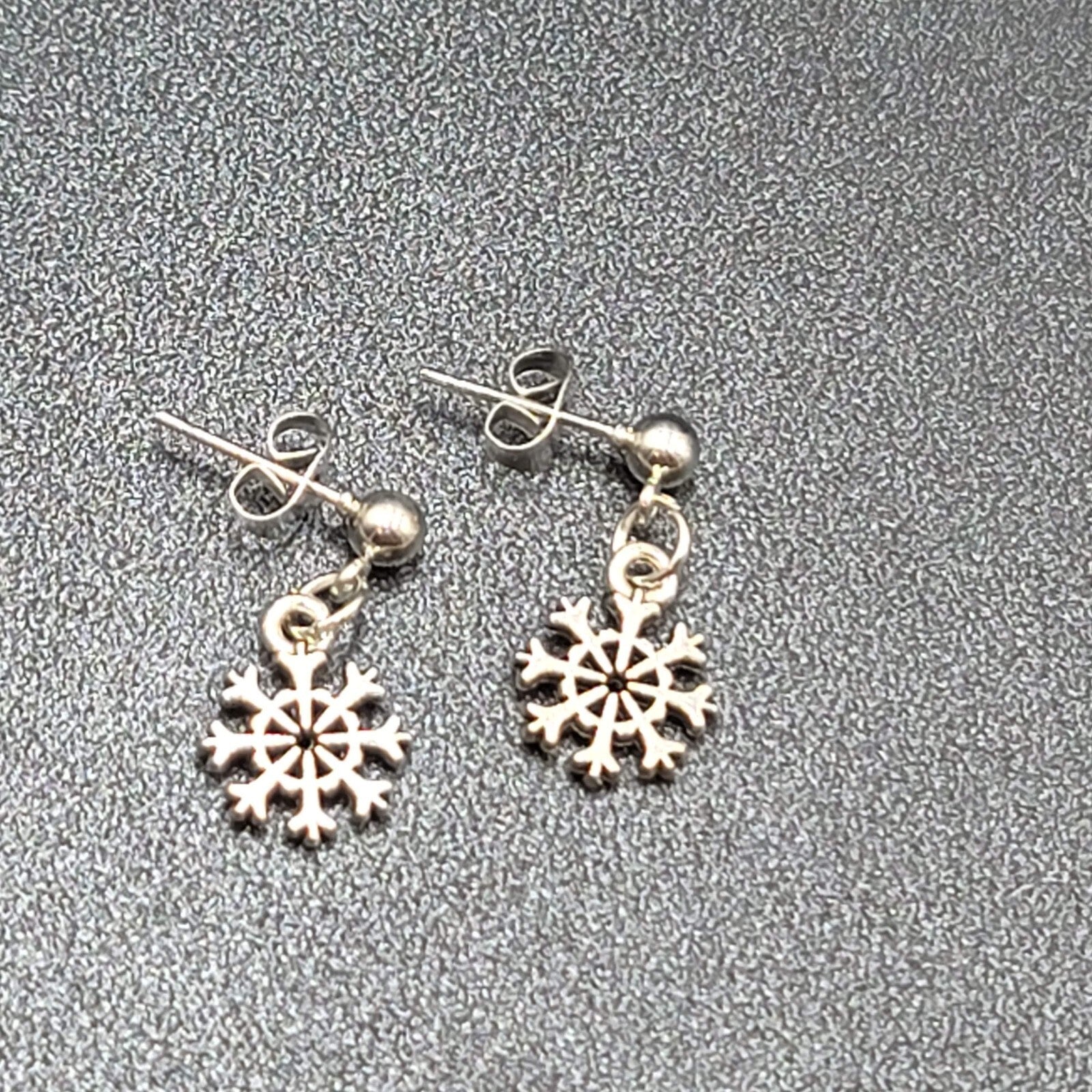 New Snowflake Pierced Earrings Silver tone Dangle 1/2"
