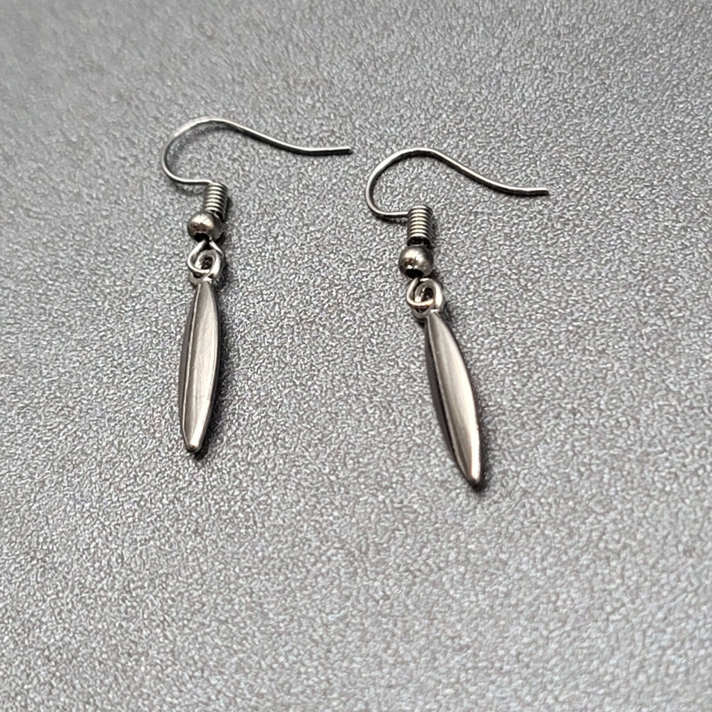 Pierced Earrings Black Metal Minimalist Dangle 7/8"