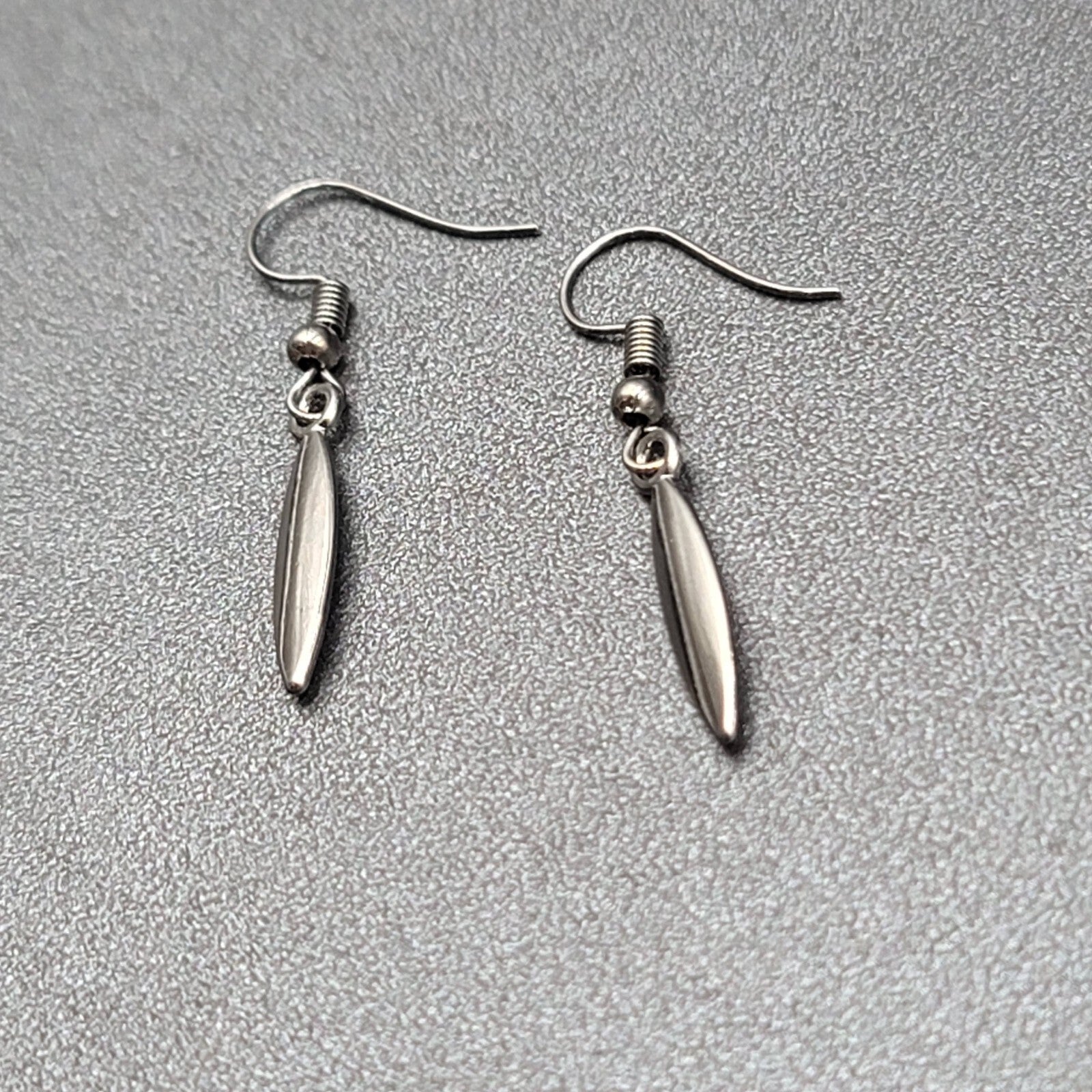 Pierced Earrings Black Metal Minimalist Dangle 7/8"