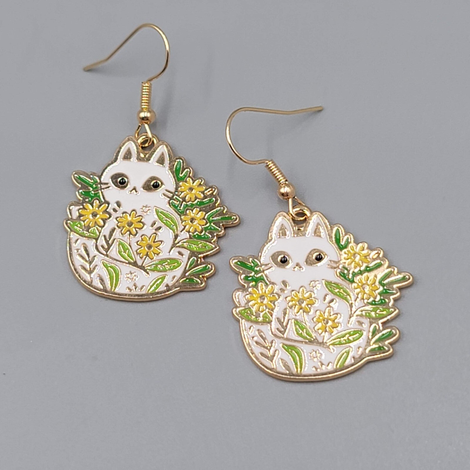 White Kitty Cat in the Flowers Pierced Earrings Gold tone Dangle 1"