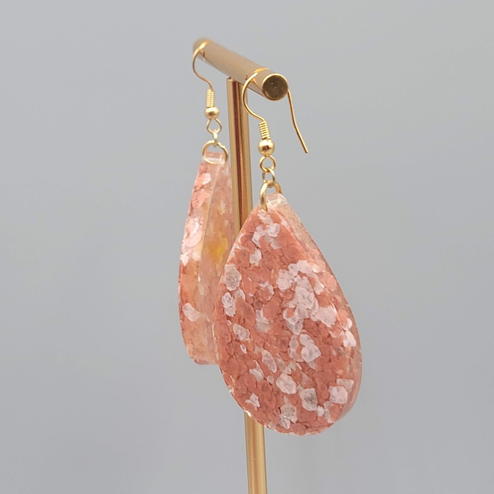 Confetti Resin Teardrop Pierced Earrings Gold tone Dangle Pink Mauve 2 in