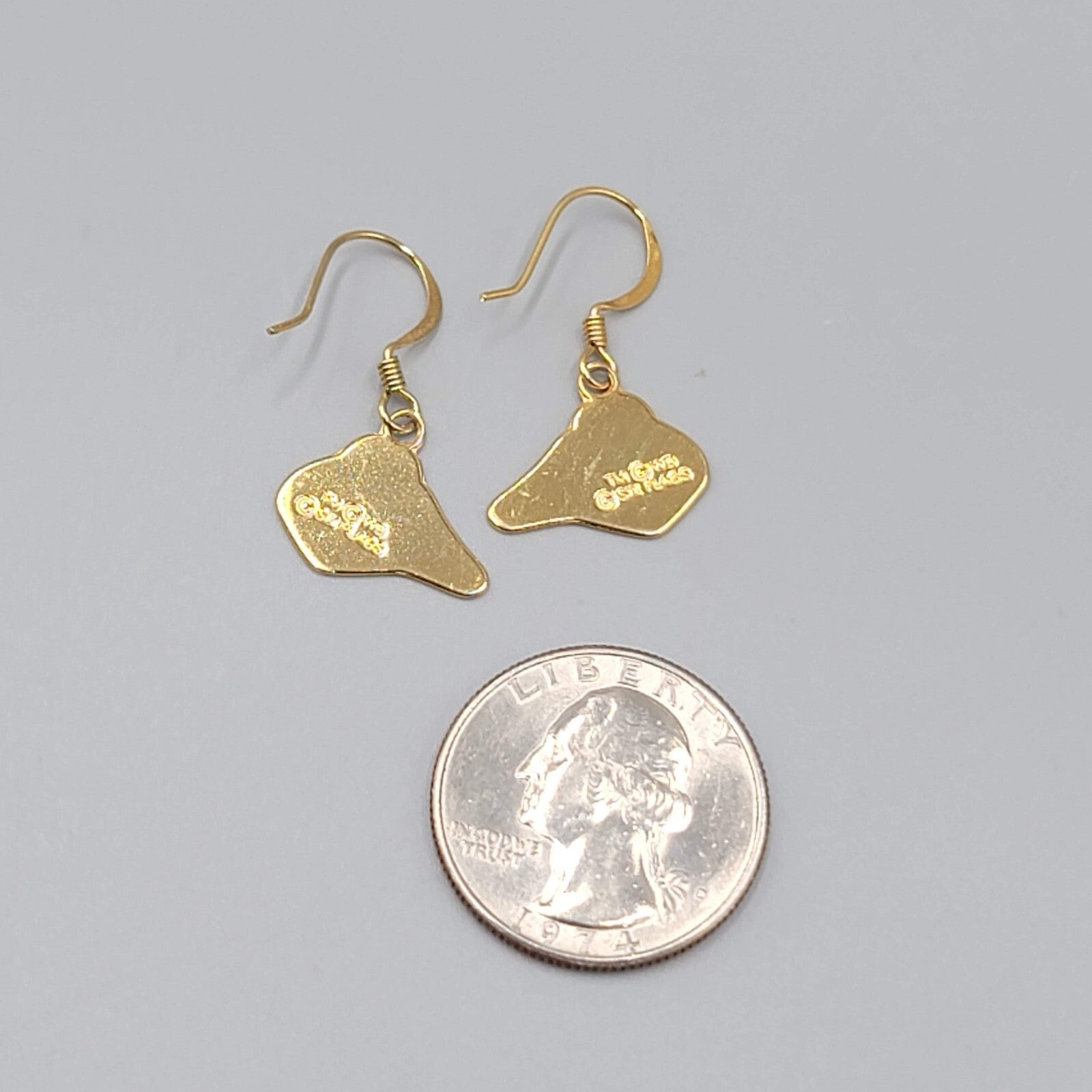Vintage Tasmanian Devil Pierced Earrings Gold tone Dangle Six Flags Souvenir .5"