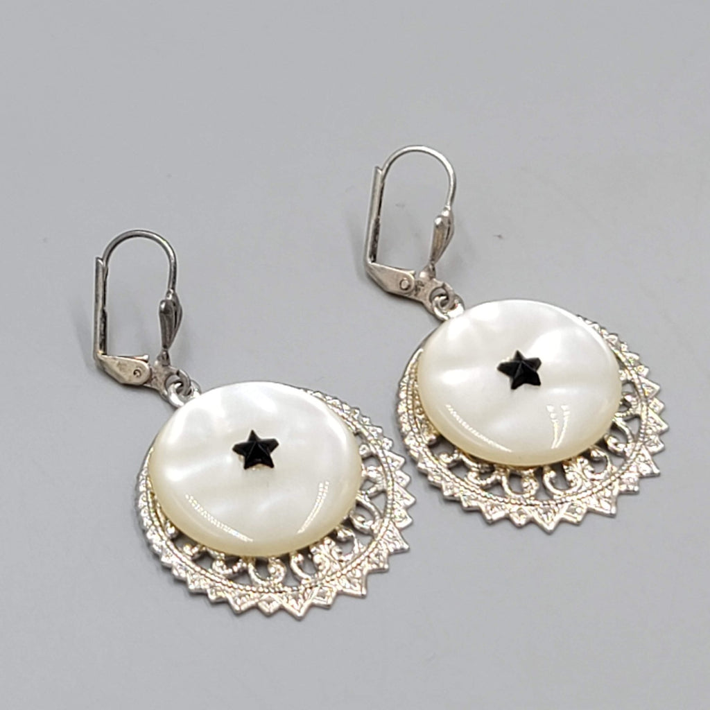 Vintage Pearlescent Disc Black Star Pierced Earrings Silver tone Dangle 1.25"