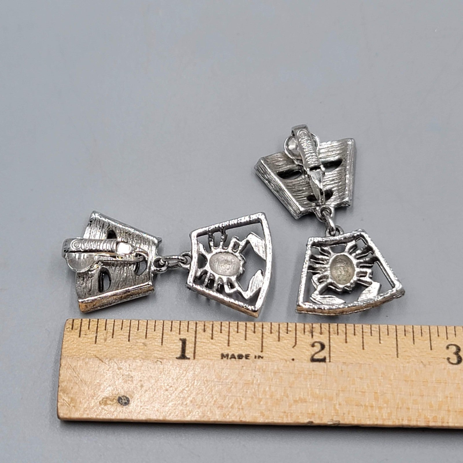 Vintage Sarah Cov Clip on Earrings Zodiac Cancer Silver toen Dangle 1.5"