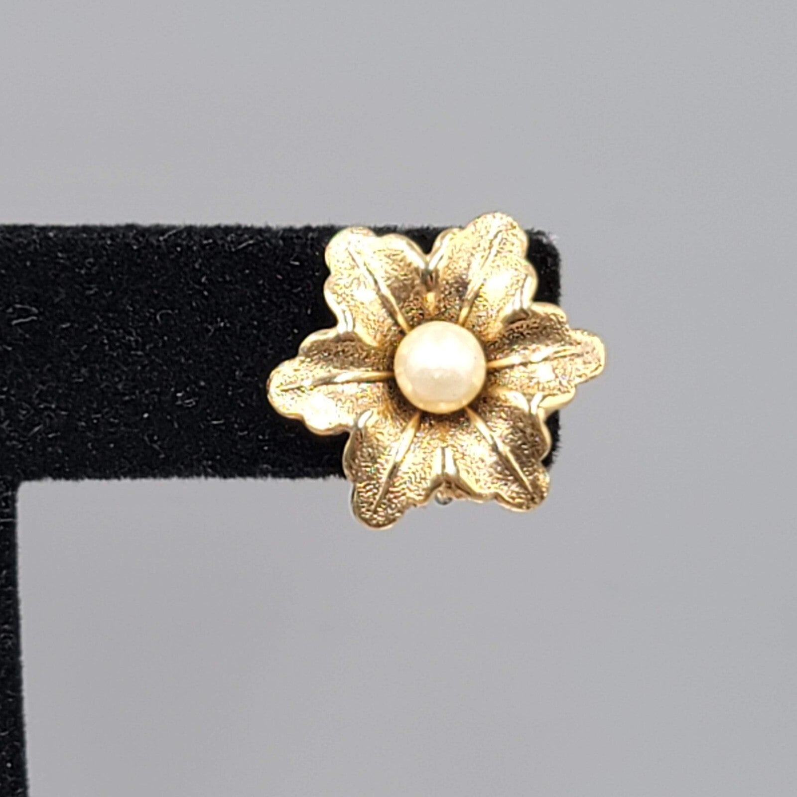 Vintage Flower Stud Clip on Earrings Gold tone Faux Pearl 3/4"