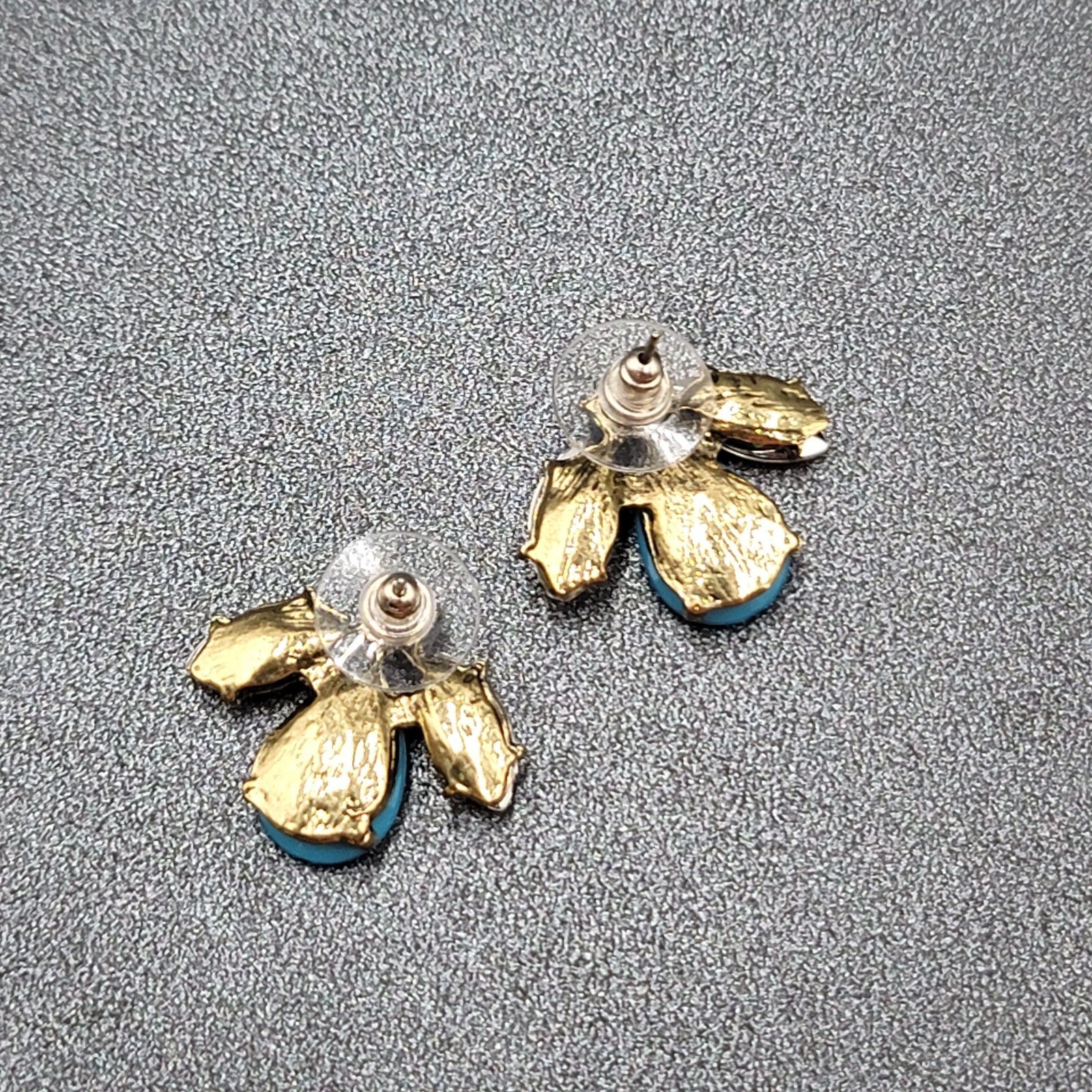 Pierced Earrings Blue Acrylic Bee Flower Design Drop 3/4"
