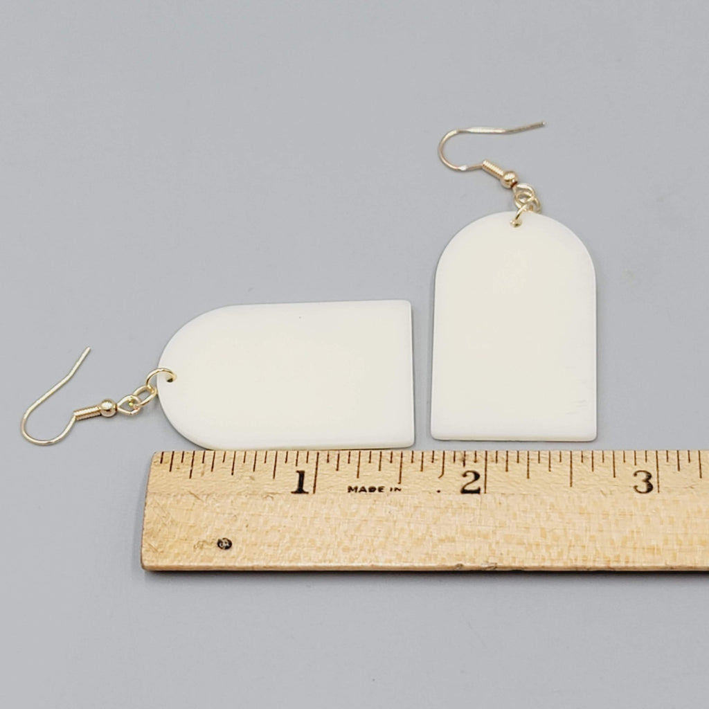 Pierced Earrings Artsy Nature Acrylic Gold tone Dangle 1.75"