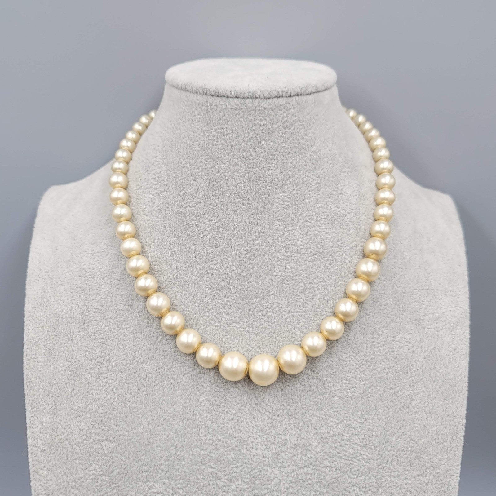Vintage Glass Imitation Pearls Necklace Graduated Beads 15 in Needs Cleaning