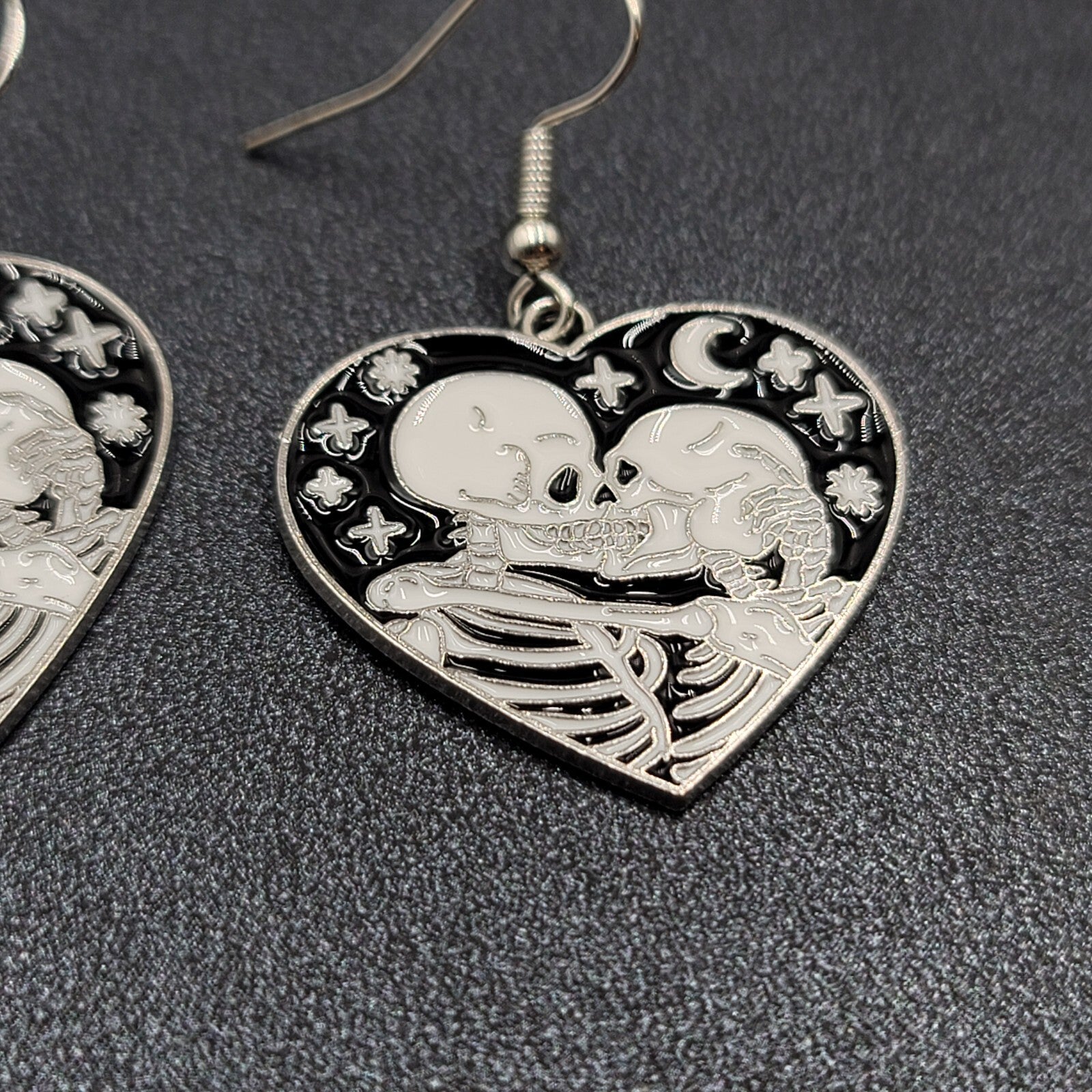 Kissing Skeletons Pierced Earrings Silver tone Black White Enamel Heart 1"