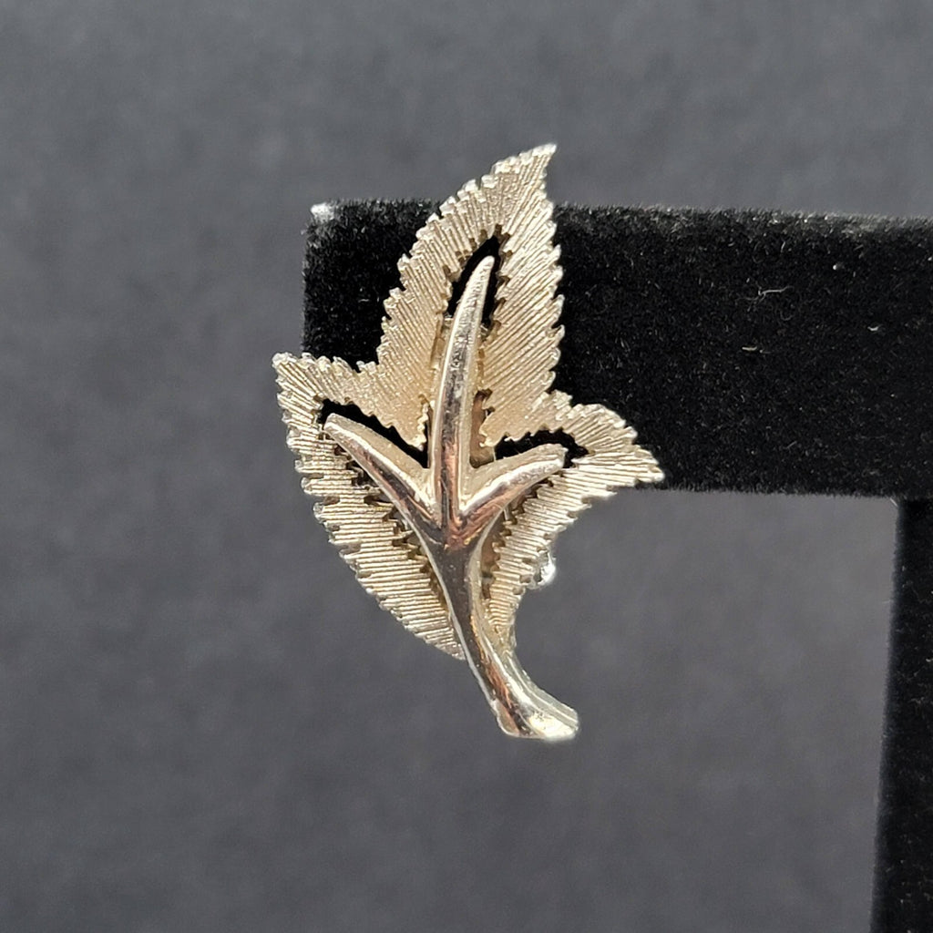 Vintage Clip on Earrings Textured Silver tone Leaves Leaf 1 1/8"