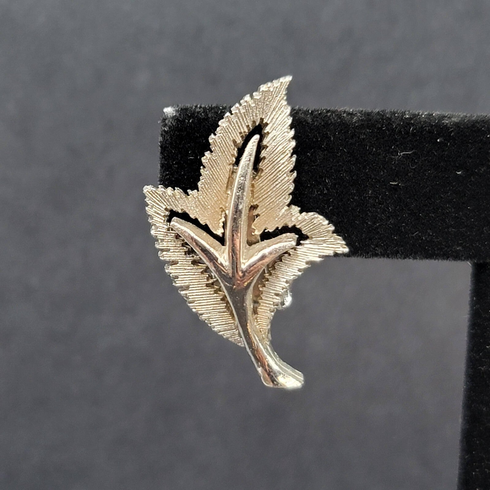 Vintage Clip on Earrings Textured Silver tone Leaves Leaf 1 1/8"