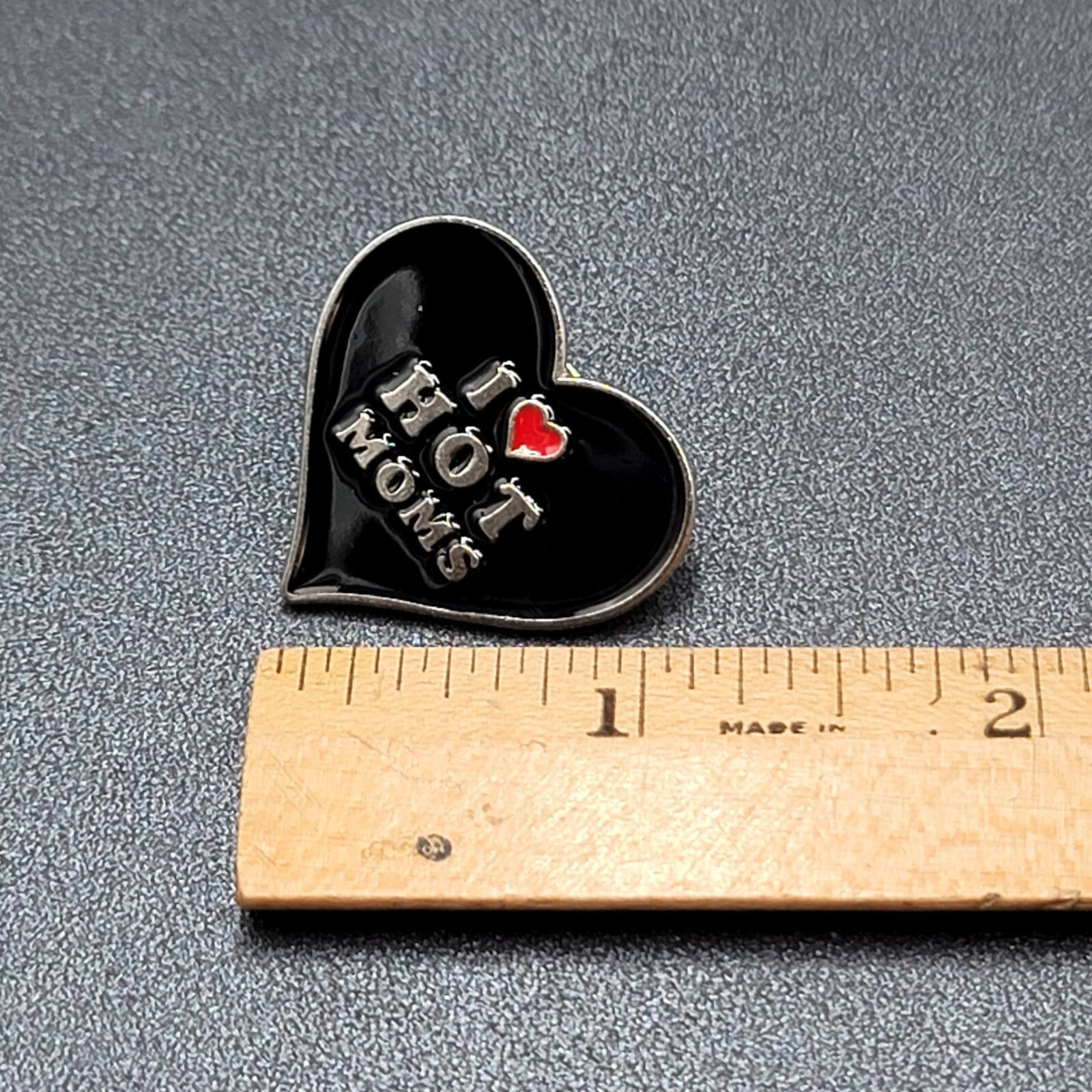 I Love Hot Moms Heart Black Metal Enamel Badge Brooch Pin 1 1/8"