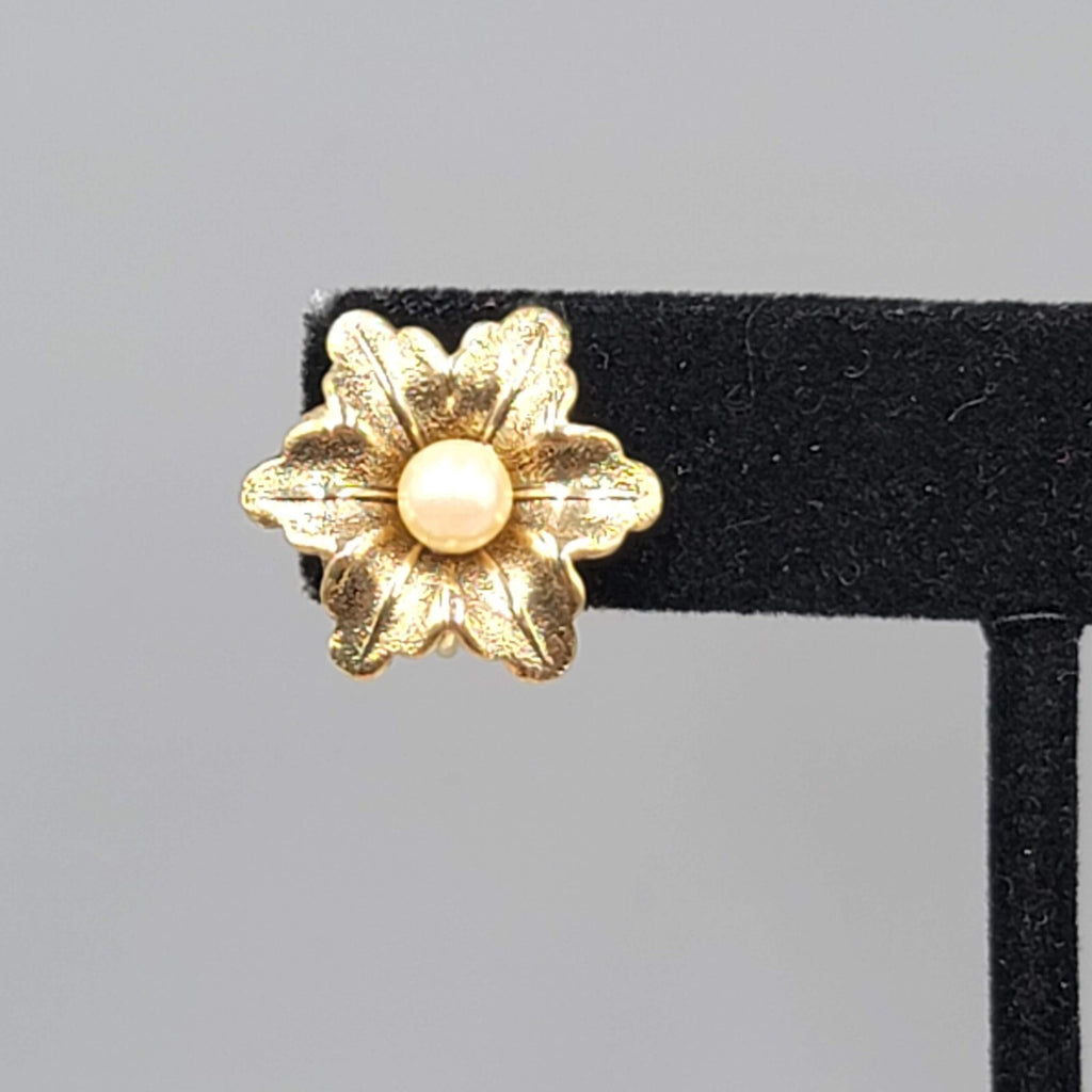 Vintage Flower Stud Clip on Earrings Gold tone Faux Pearl 3/4"