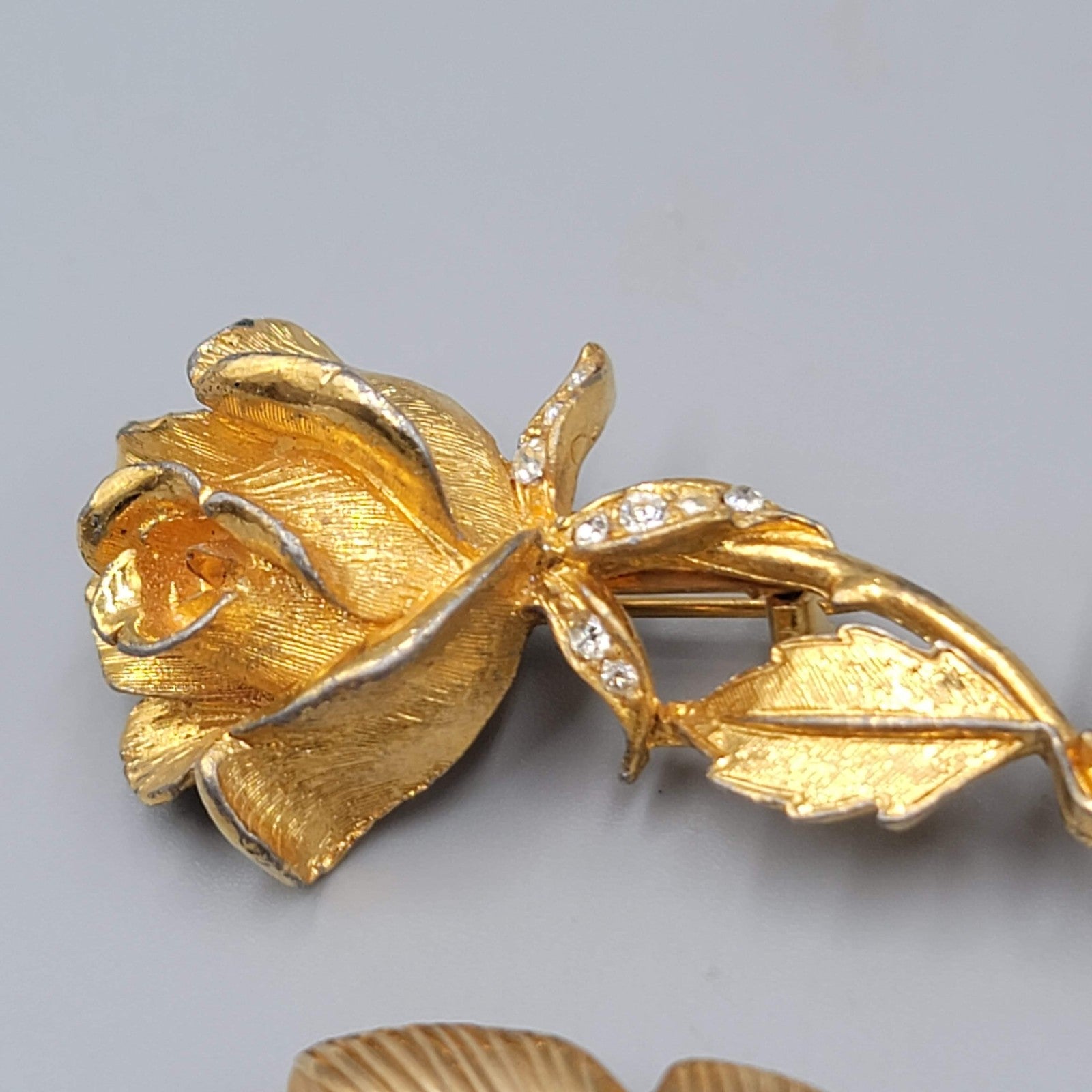 Vintage Gold Tone Rose Flower Leaf Brooch Pin Lot Textured Green Jade Stone