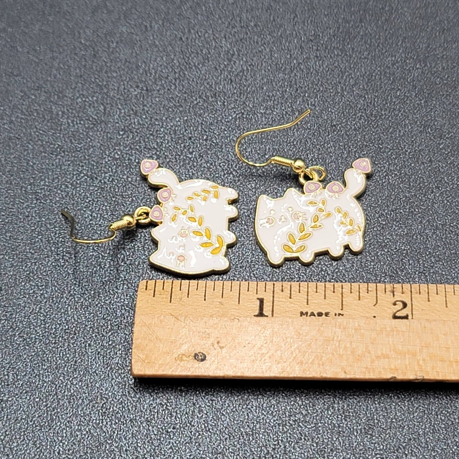White Cat Pierced Earrings Gold tone Enamel Flowers Dangle 3/4"