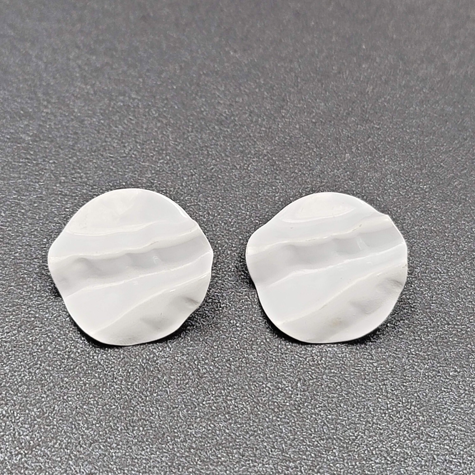 1980s Vintage Pierced Earrings Gray Enamel Crinkle Button Studs 1"