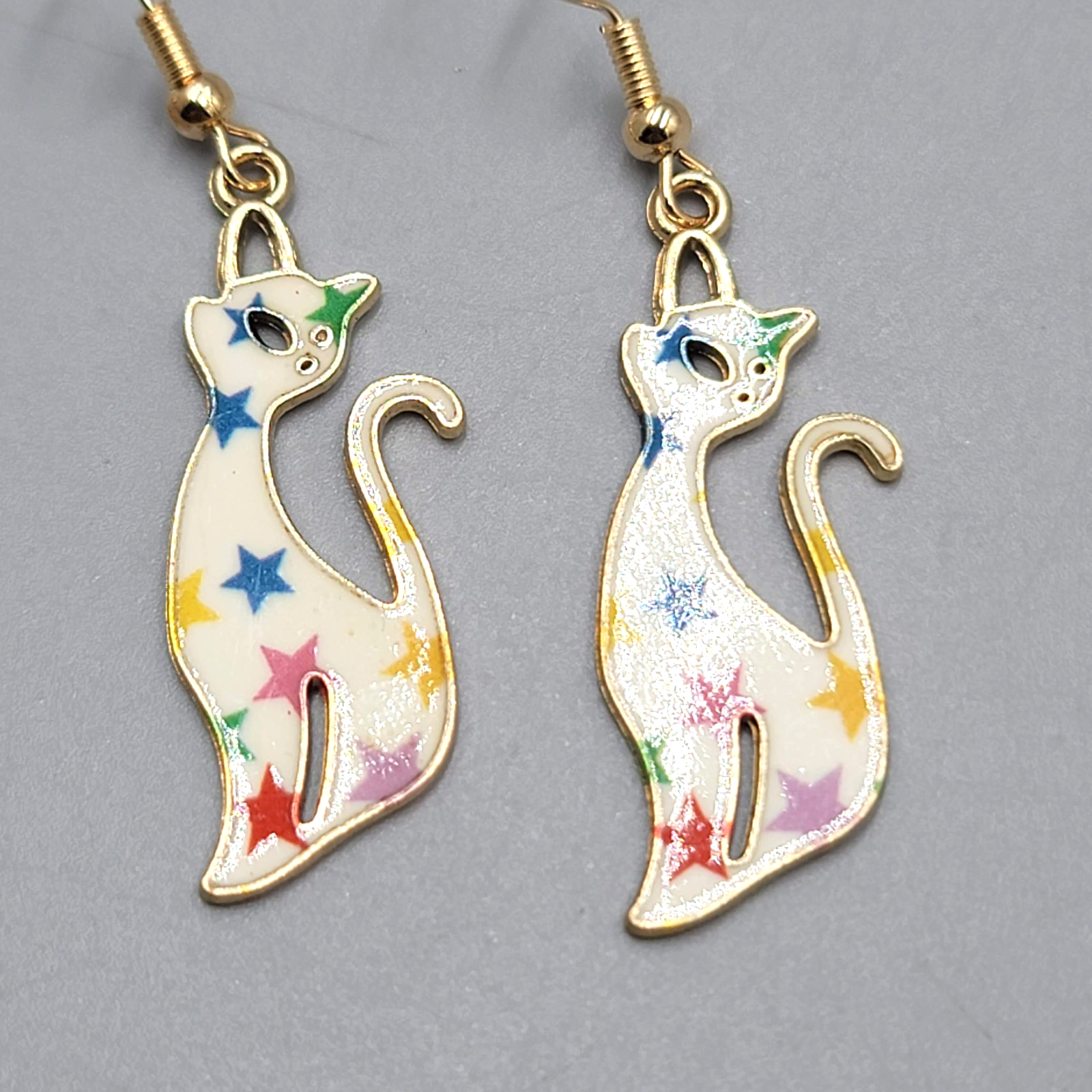 White Kitty Cat Multicolor Stars Pierced Earrings Gold tone Dangle 1 3/8"