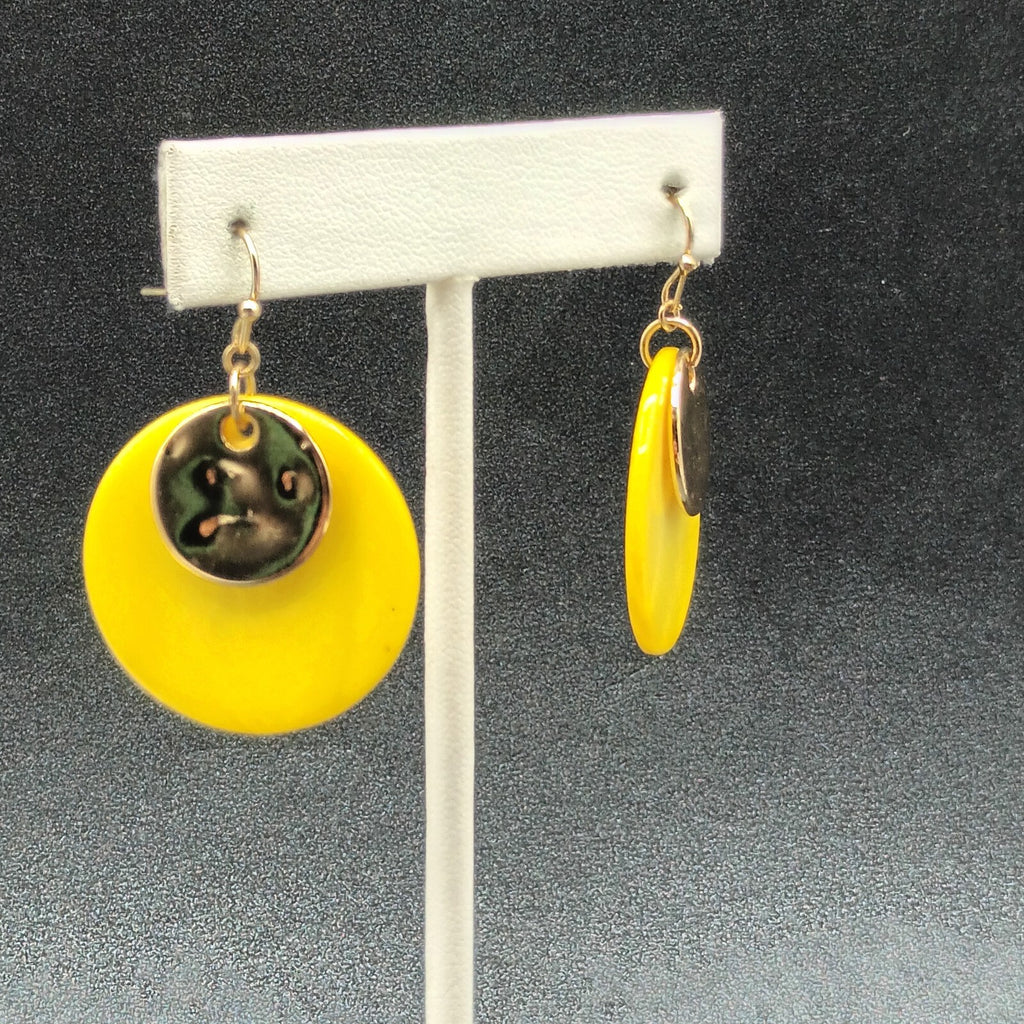 Pierced Earrings Hammered Gold tone Yellow Shell Round Dangle 1 1/4"