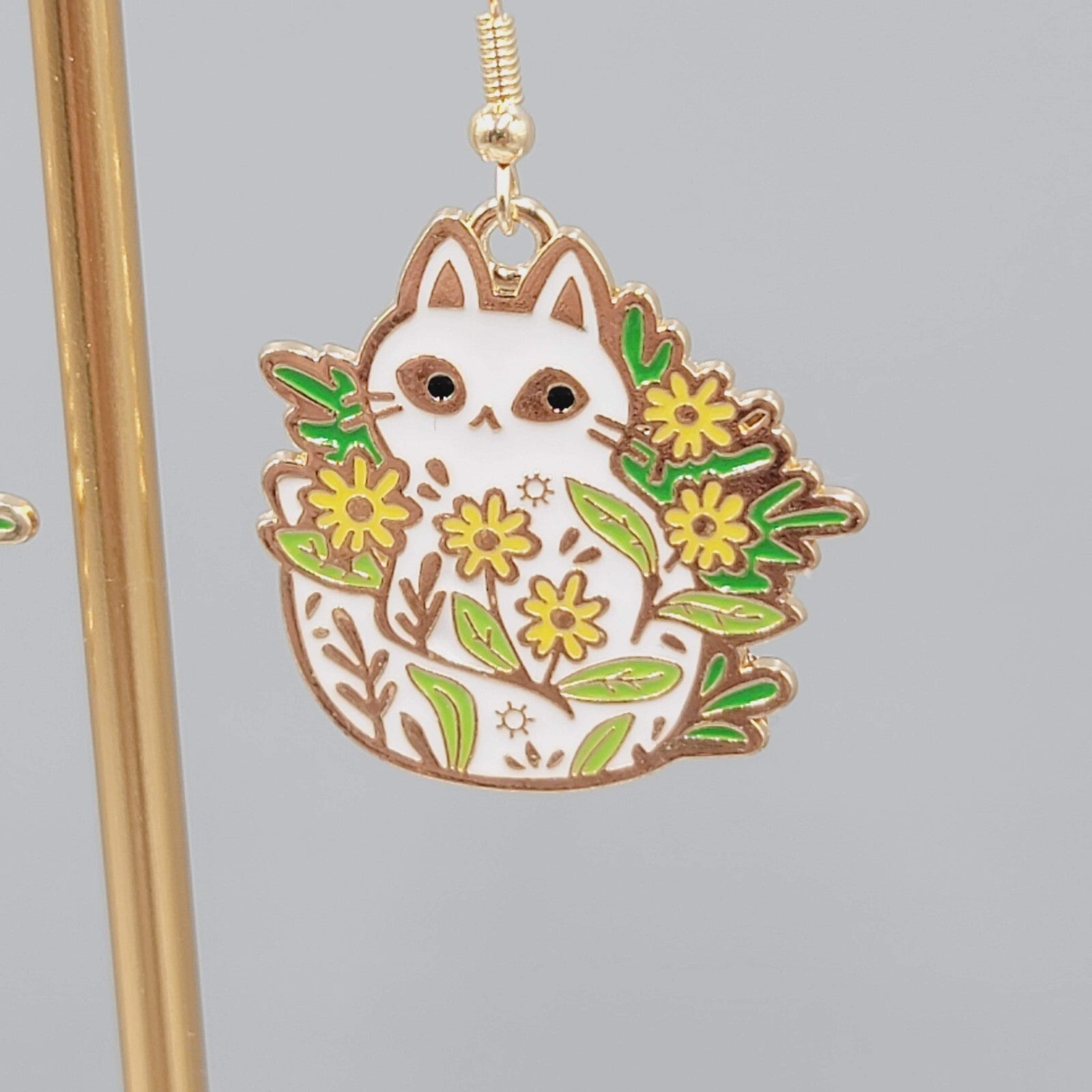 White Kitty Cat in the Flowers Pierced Earrings Gold tone Dangle 1"