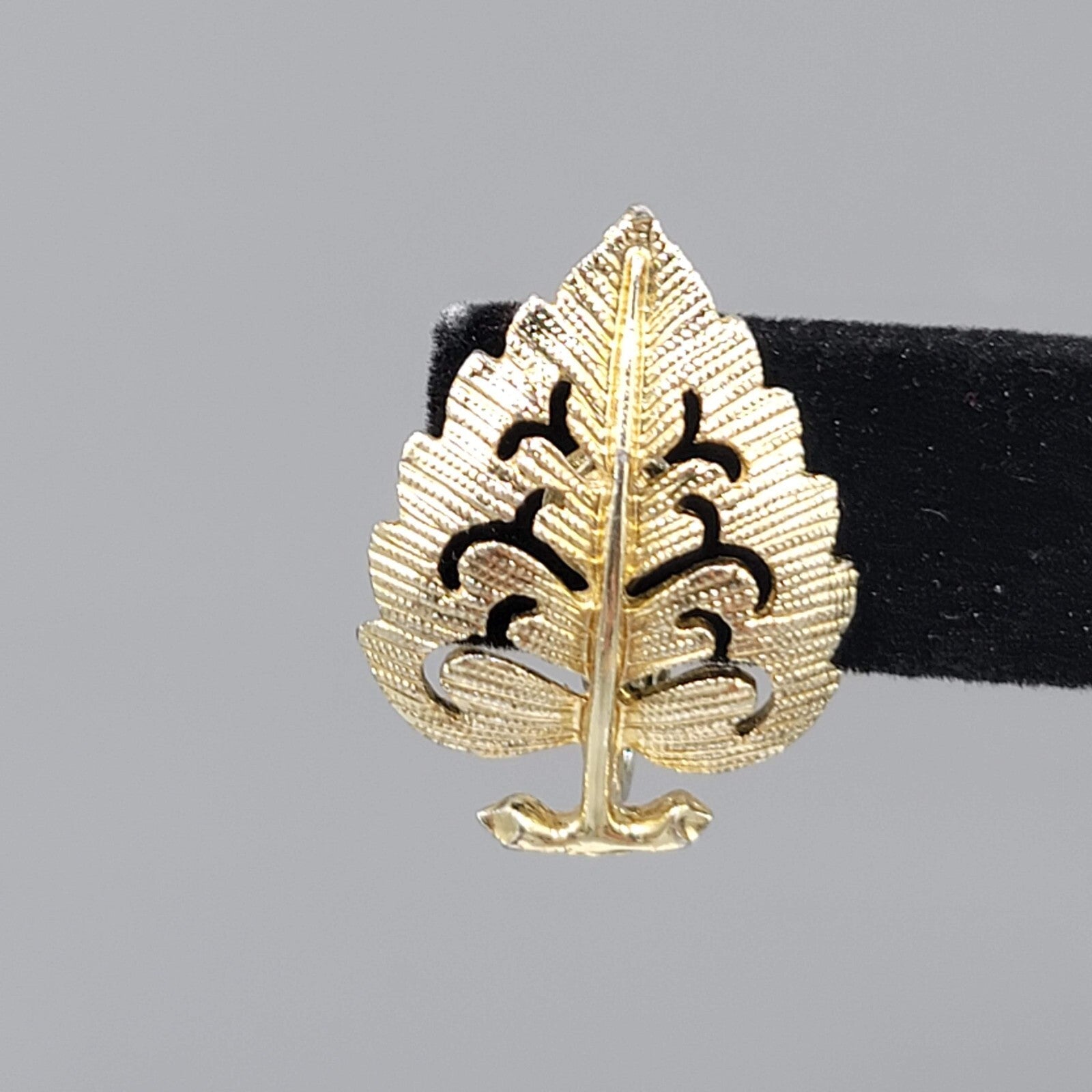 Vintage Aspen Leaf Clip on Earrings Light Gold tone 1"