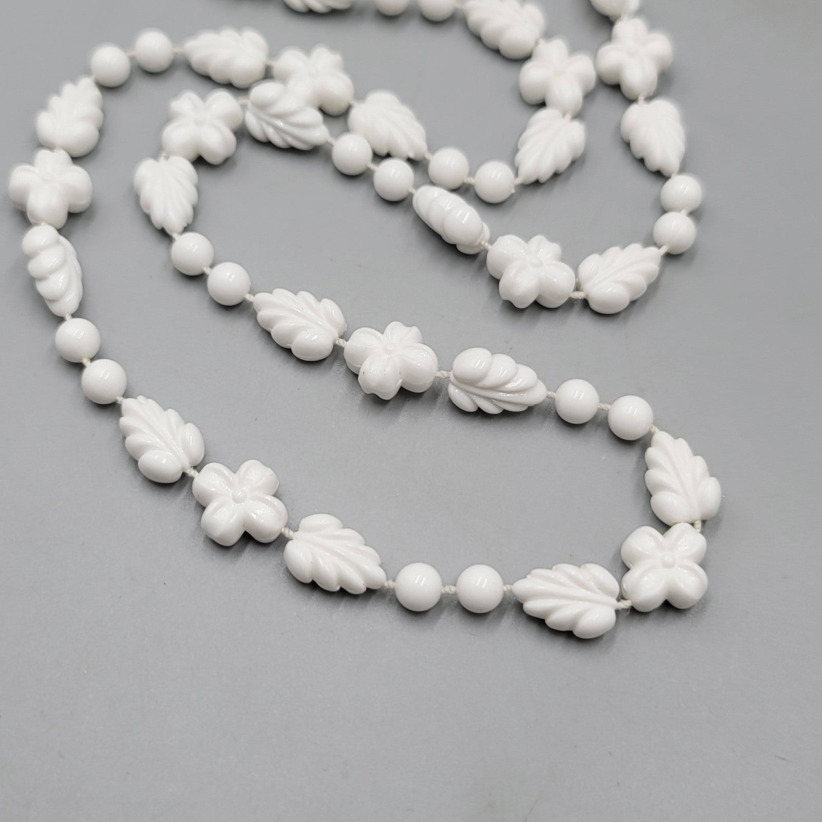 Vintage Sarah Cov Necklace White Bead Flowers Leaves 36 in